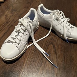 Women’s stan smith sneakers with blue detailing.